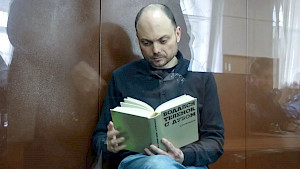 Vladimir Kara-Murza im Gerichtssaal. In der Hand eine  Ausgabe der autobiographischen Skizzen "Die Eiche und das Kalb" von  Aleksandr Solženicyn.