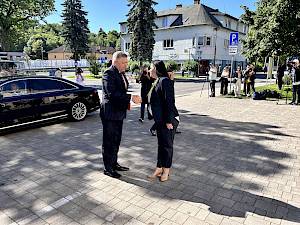 Robert Fico mit der Bürgermeisterin von Handlová Silvia Gruberová kurz vor dem Attentat am 15.5.2024