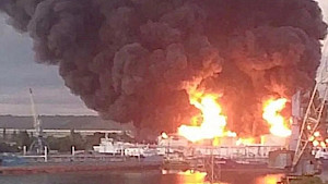 Großbrand nach Drohnenangriff im Hafen von Kerč am 21.6.2026